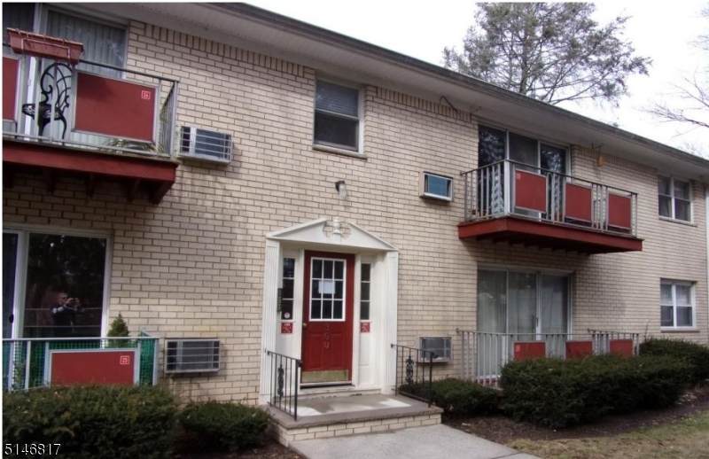 300 Hoover Ave - Photo 1