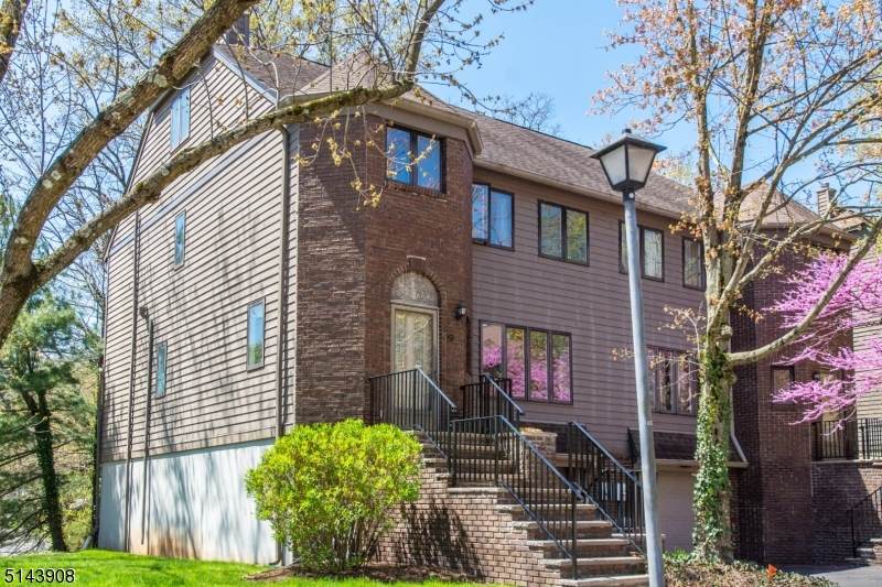25 Village Green Ct - Photo 1