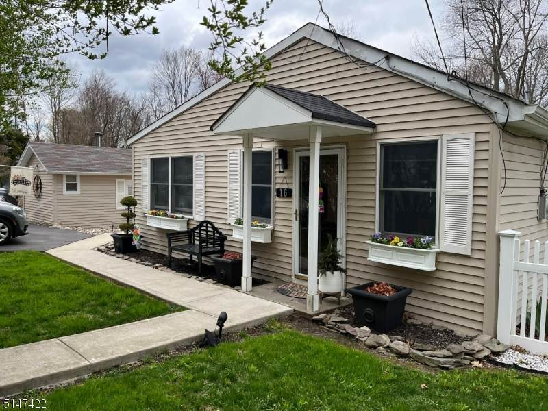 16 Edgewater Rd - Photo 1