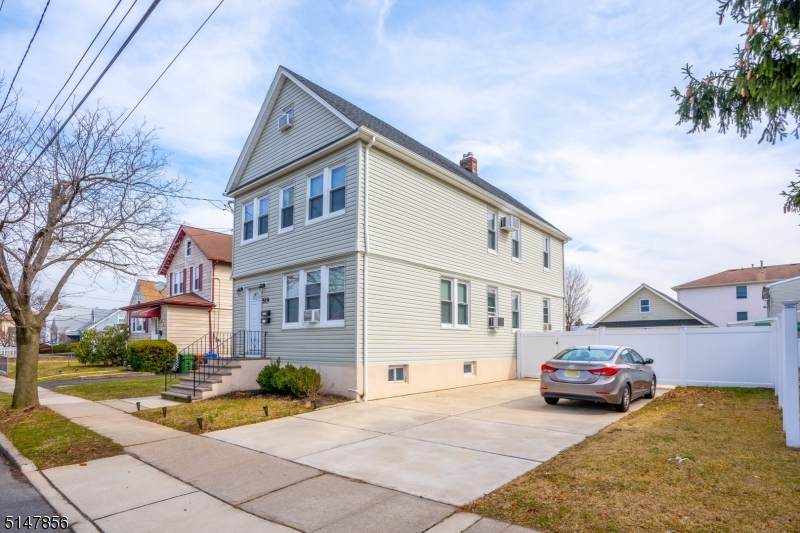 519 W Henry St - Photo 1