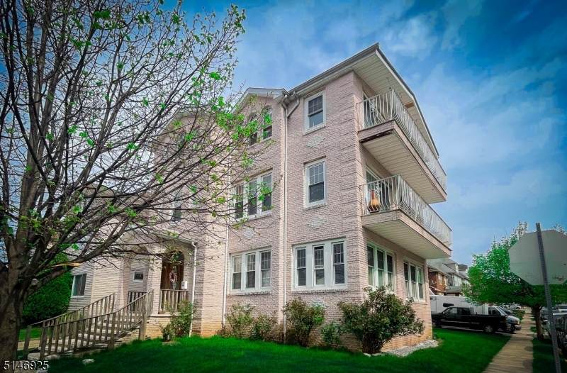 814 Vine St - Photo 1
