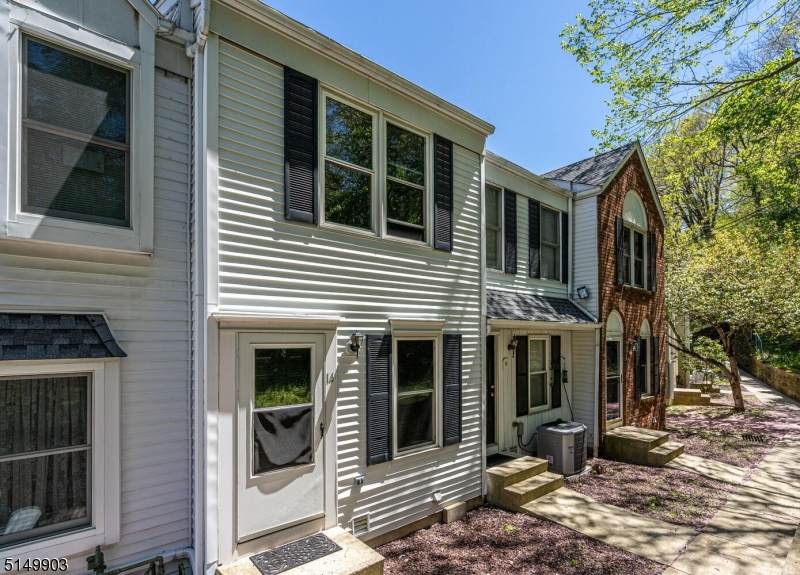14 Colonial Ct - Photo 1