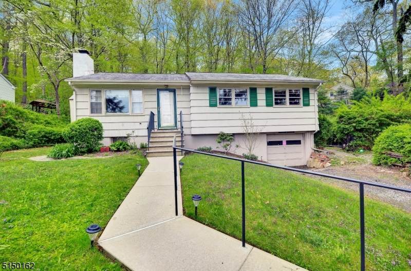 48 Upper Lakeview Ave - Photo 1