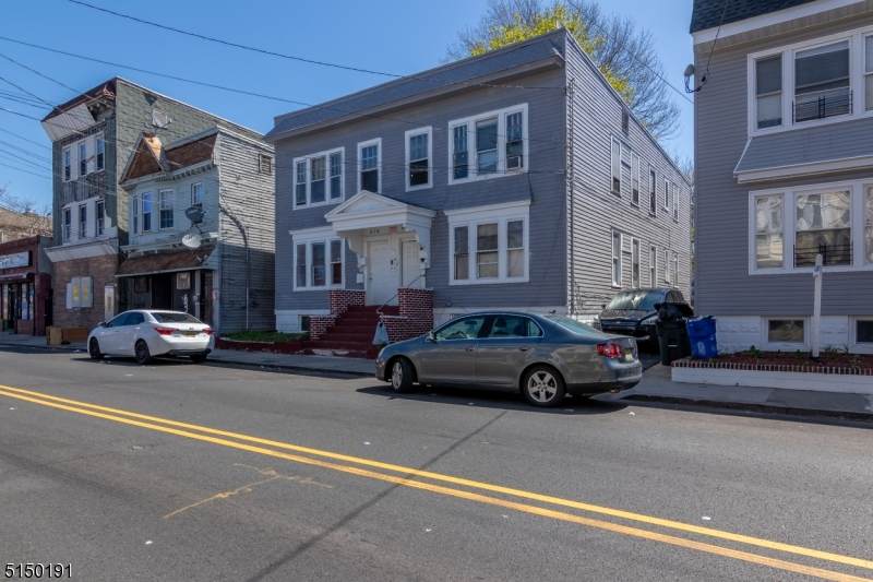 636 Grove St - Photo 1