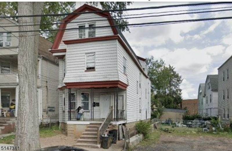 160 Alexander St - Photo 1