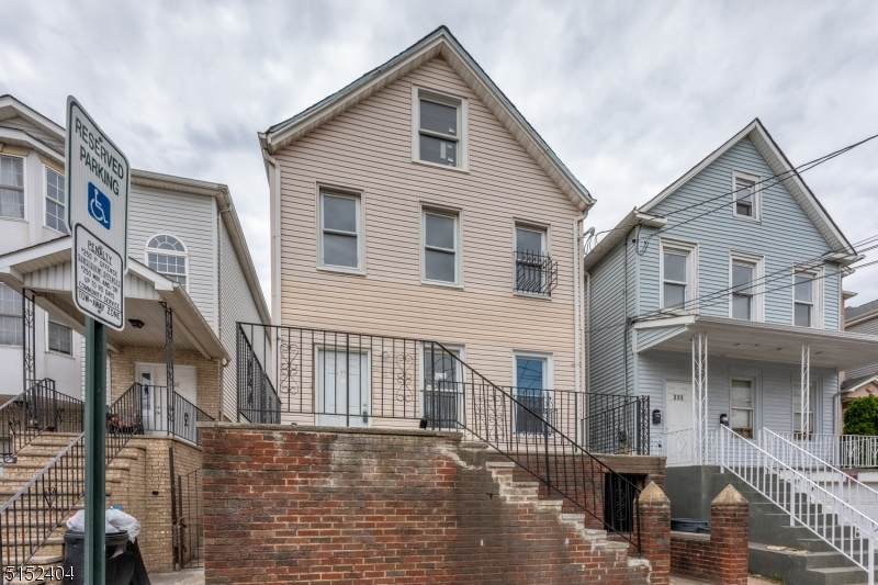 324 Pine St - Photo 1
