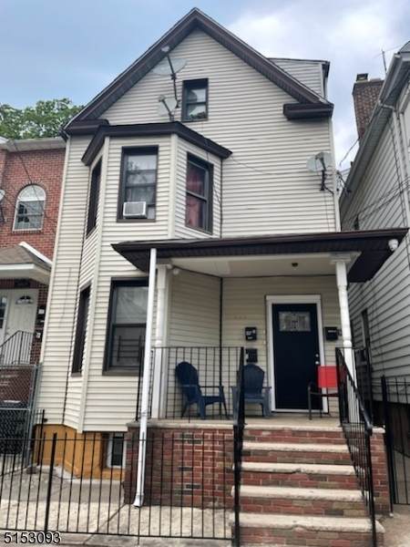 1067 Bond St - Photo 1