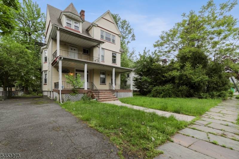 72 Hawthorne Ave - Photo 1