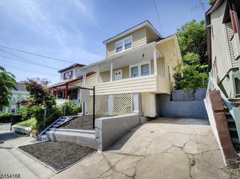 125 Temple St - Photo 1