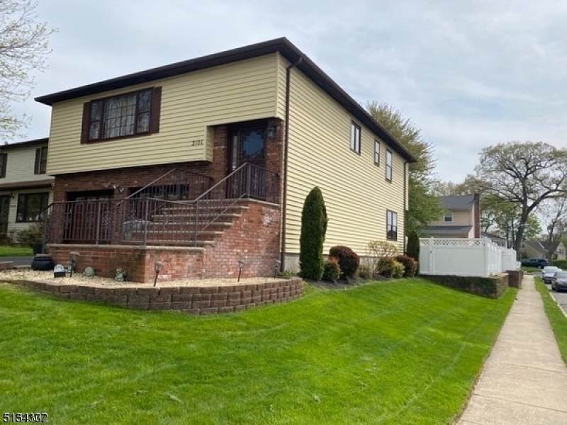 2101 Briarwood Ln - Photo 1