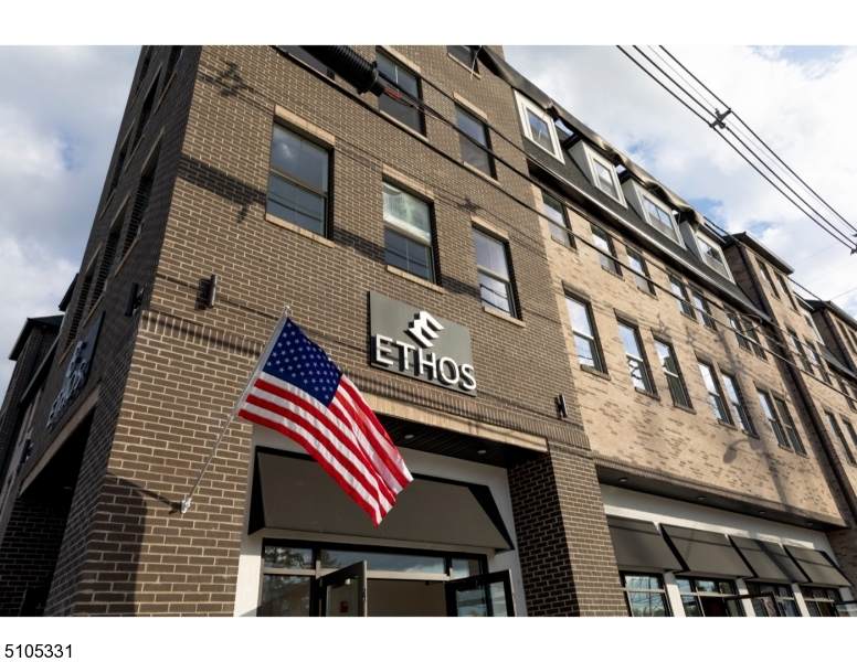 548 Franklin Ave - Photo 1