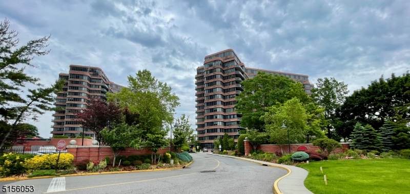 100 Carlyle Drive. 8J South - Photo 1