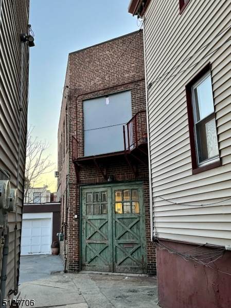 411 42Nd St - Photo 1