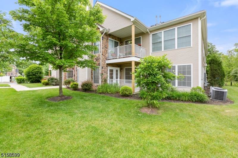 106 Chariot Ct - Photo 1
