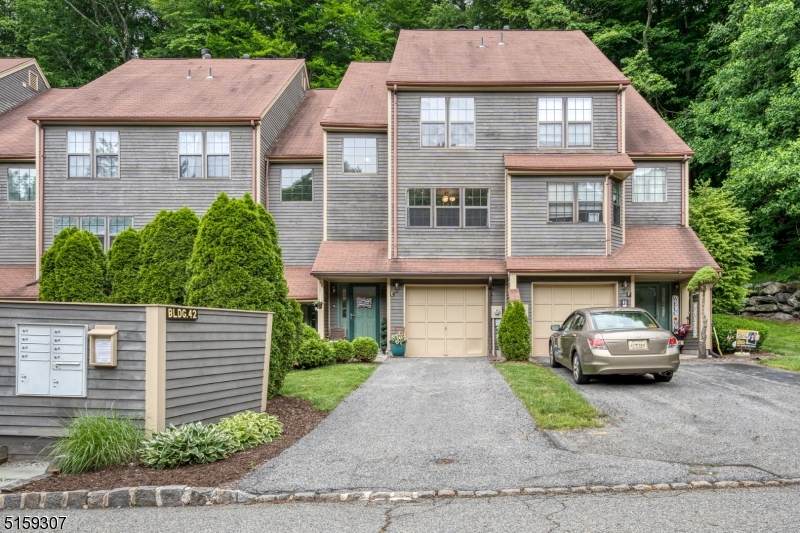 42 Lexington Ln - Photo 1