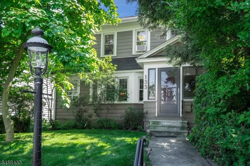133 Woodlawn Ave - Photo 1