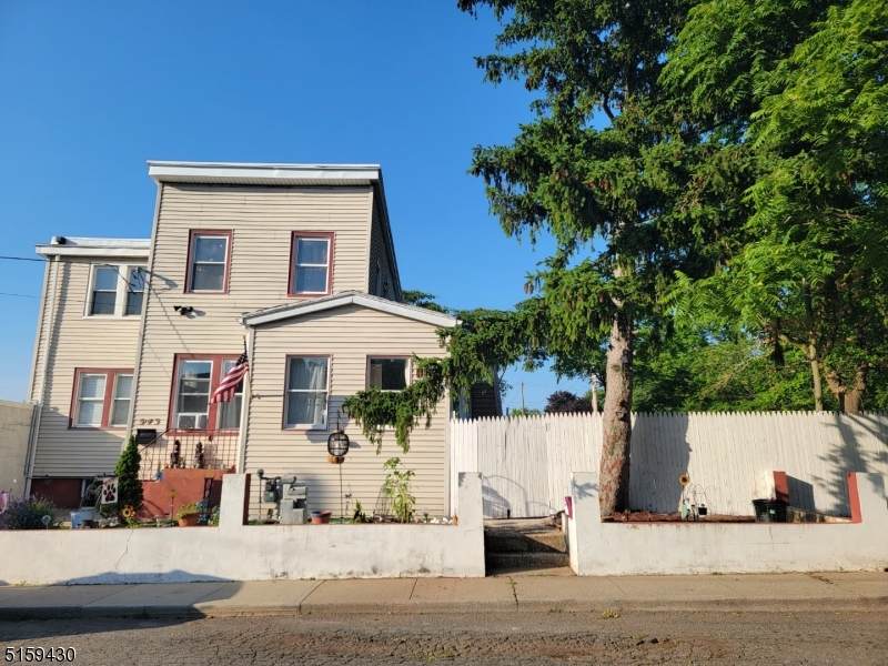 943 Worth Ave - Photo 1