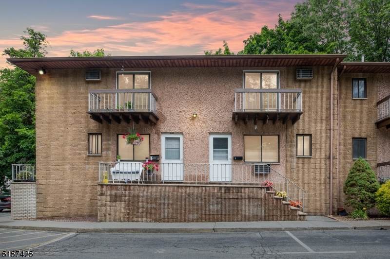 54 Park Ave - Photo 1