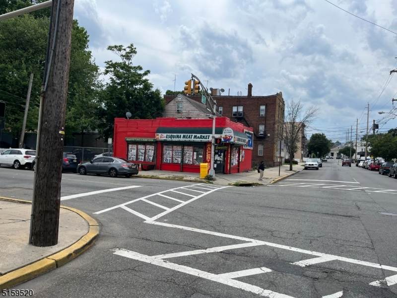 337 Oak St - Photo 1