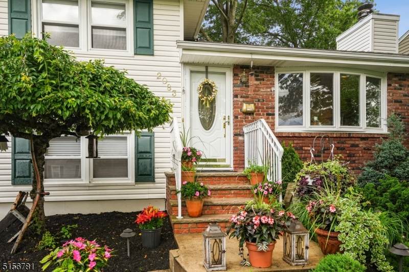 2083 Maple View Ct - Photo 1