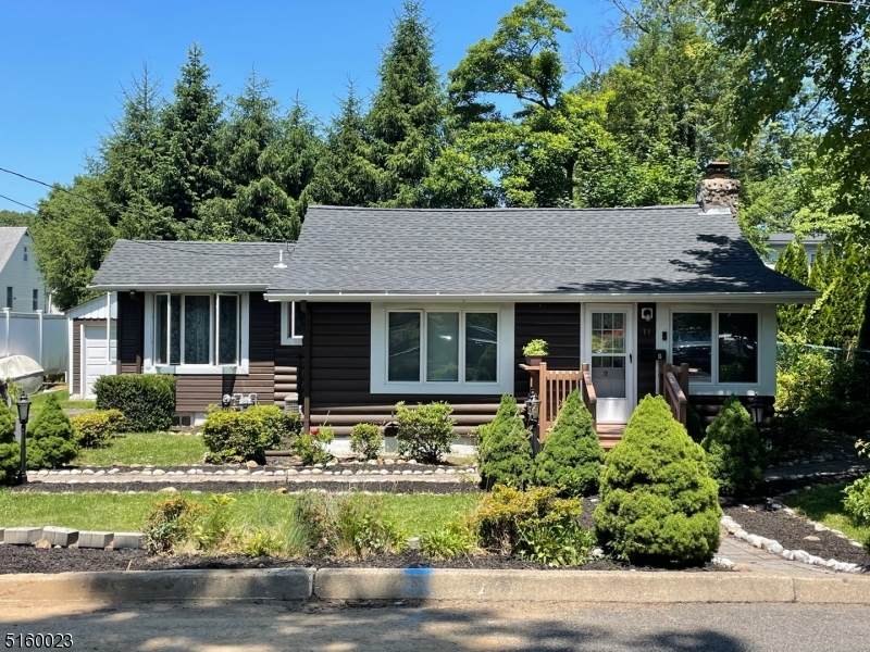 11 Locust Pl - Photo 1