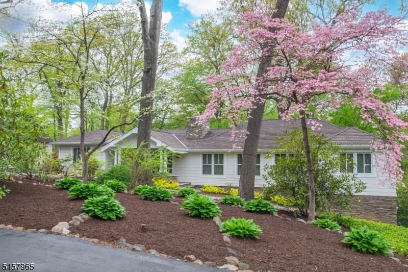23 Crestwood Dr - Photo 1