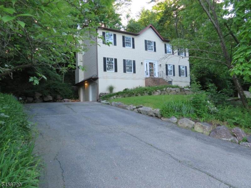 44 Hickory Ave - Photo 1