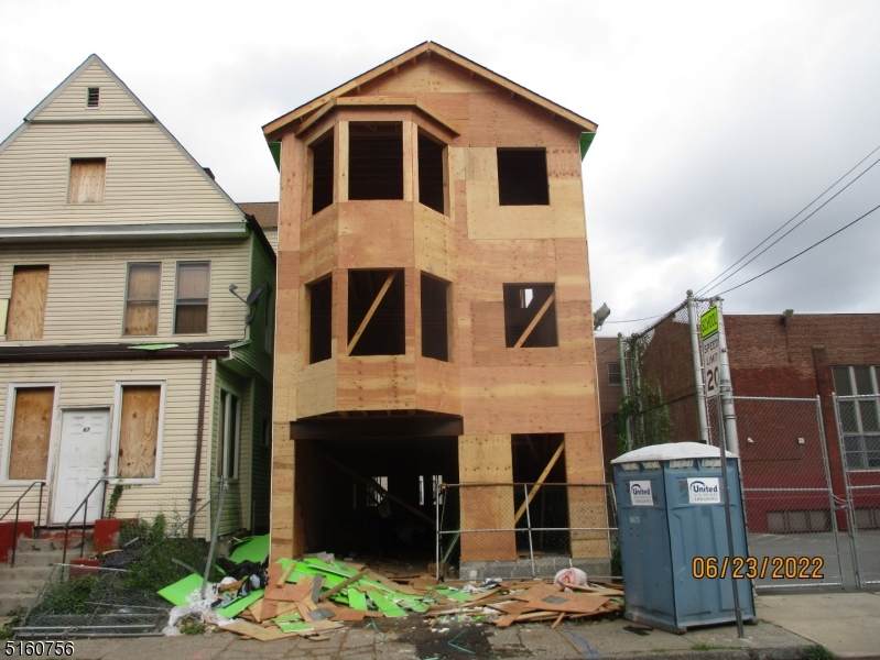 65 Alexander St - Photo 1