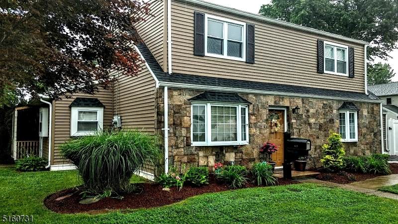 413 Fairlawn Pkwy - Photo 1