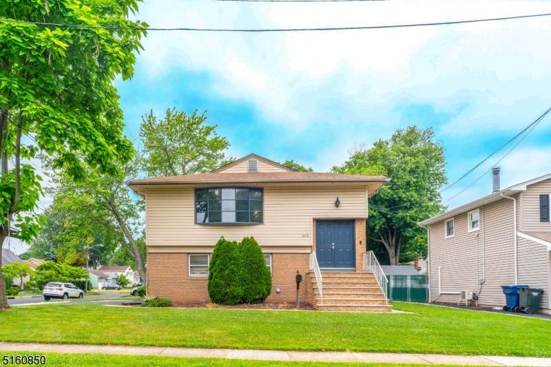 1570 Franklin St - Photo 1