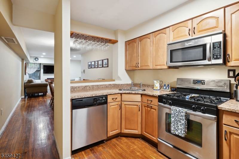 1122 Hudson St - Photo 1