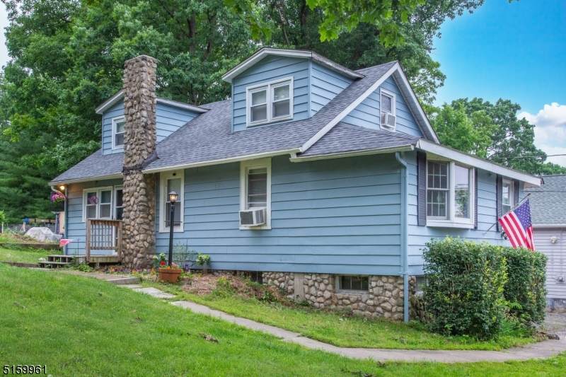 33 Iowa Ave - Photo 1