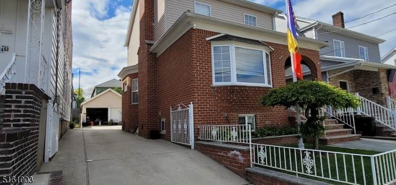 377 Devon St - Photo 1