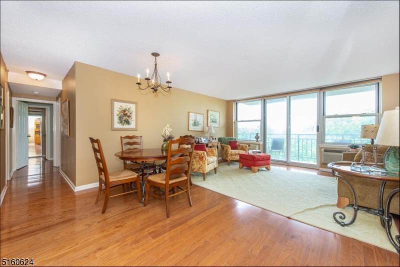 300 Main St - Photo 1
