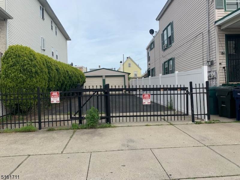 312 Goodwin St - Photo 1