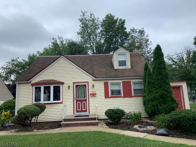 1009 Tompkins Ave - Photo 1
