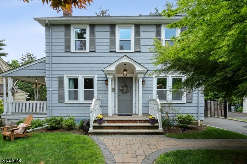 228 Edgewood Ter - Photo 1