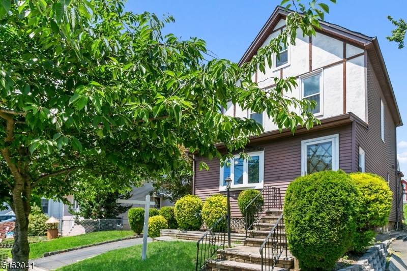633 Chestnut St - Photo 1