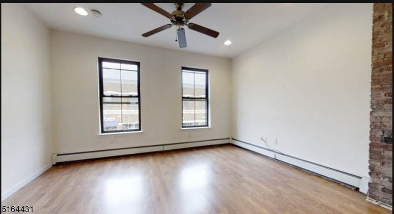 220 E Broad St - Photo 1