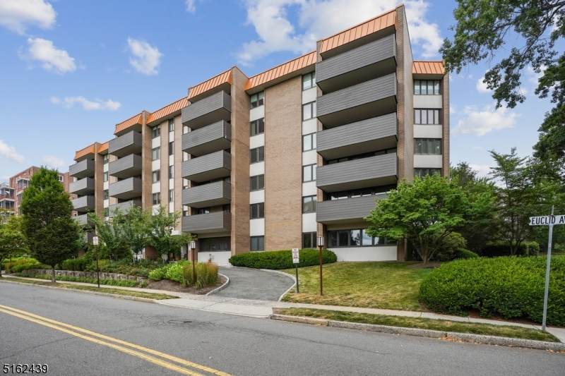 1 Euclid Ave 6-D - Photo 1