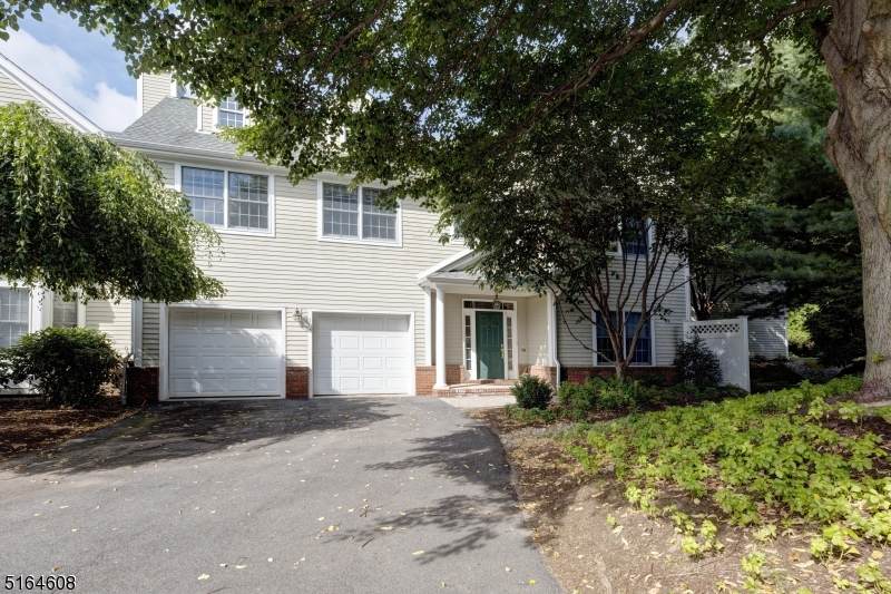 103 Huntington Ct - Photo 1