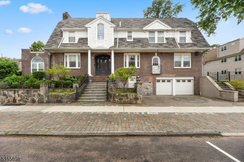 911 Avenue C - Photo 1