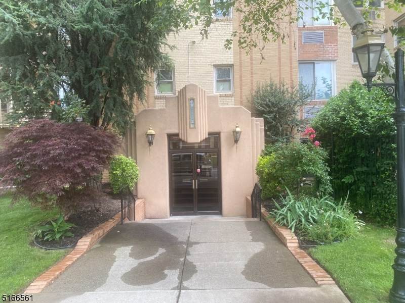 19 Lyons Ave - Photo 1
