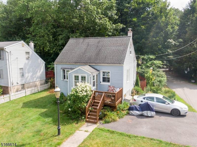 83 Woodward Ave - Photo 1