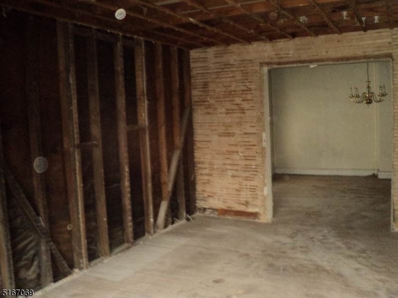 443 Burnside St - Photo 1