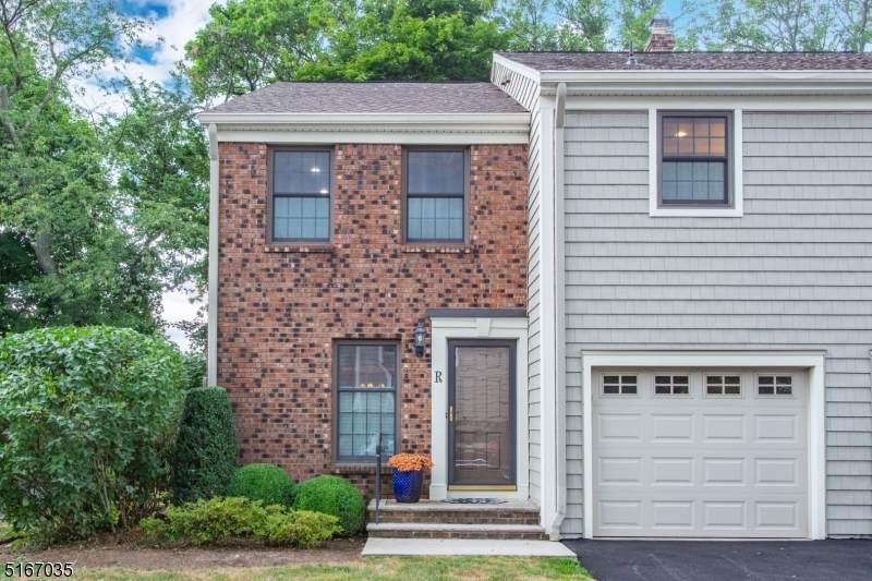 28 Morris Ave - Photo 1