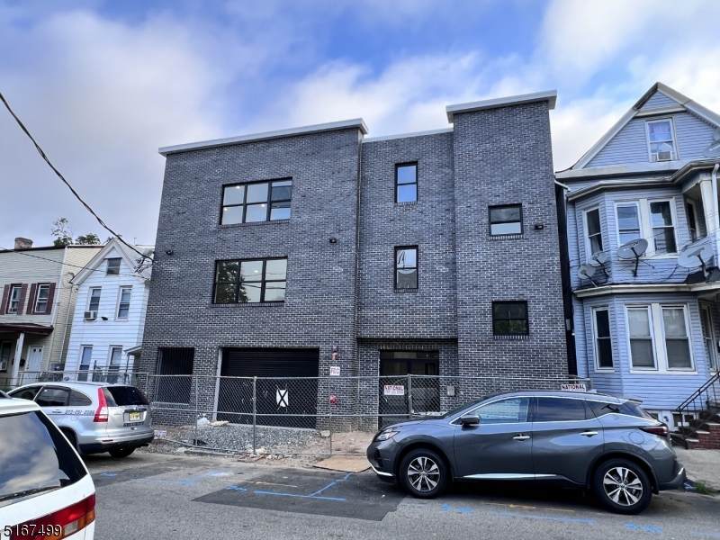 135 Pearl St - Photo 1