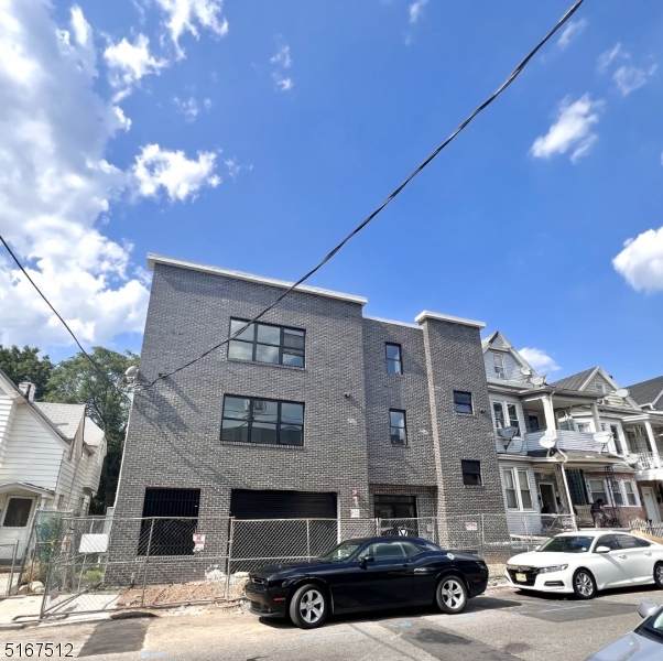 135 Pearl St - Photo 1