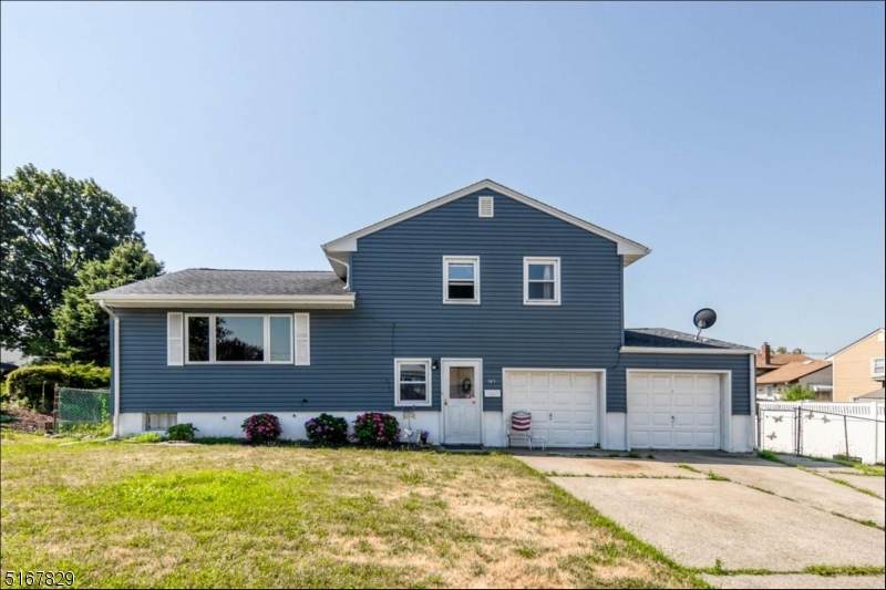 143 Howard St - Photo 1