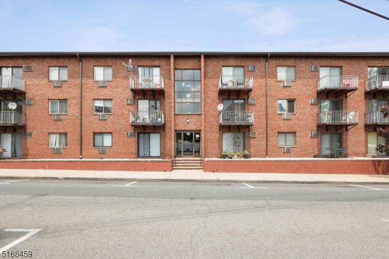 550 Central Ave - Photo 1